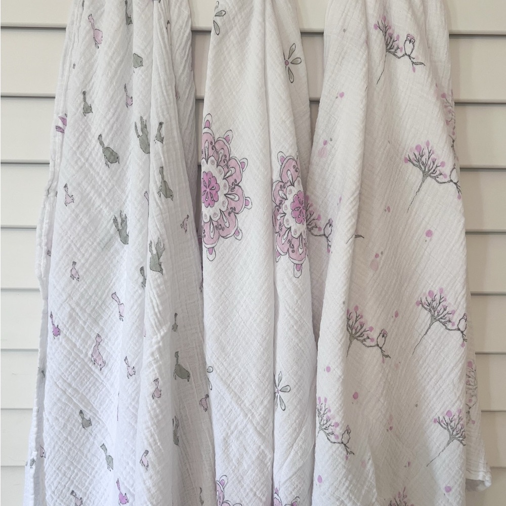 Set of 3 Soft Muslin Baby Swaddle Blankets - White and Pink